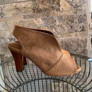 NEVER WORN Salpy sandals